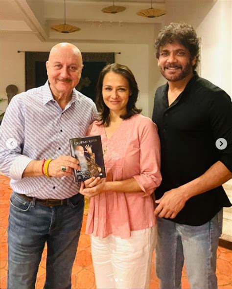 This anupam kher images section. Anupam Kher enjoys an evening hosted by Akkineni Nagarjuna ...