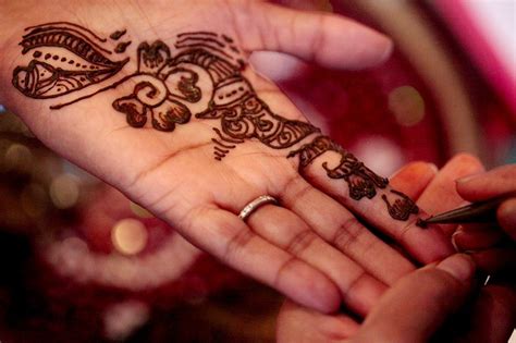 With henna tattoos the pastes is. Picture This | Seattle Times Newspaper | Henna hand tattoo ...