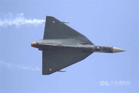 Jun 03, 2021 · 空軍司令部3日表示，一架幻象2000戰機稍早在台中清泉崗基地，執行飛行訓練時，起飛前飛行員發現飛機故障燈號亮起，因此緊急放棄起飛。空軍. 新聞 伊朗心目中美軍的F-15戰機「模樣」 - 看板 Military - 批踢踢實業坊