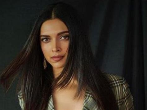 Her birthday, what she did before fame, her family life, fun trivia facts, popularity as the daughter of badminton player prakash padukone, she grew up playing competitive badminton. Deepika Padukone Latest Updates, Gallery, Wiki, Affairs ...