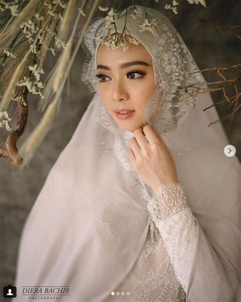 Inspirasi gaun pengantin muslim dan muslimah menggunakan hijab syar'i dengan nuansa modern dan mewah 2021 yang simple dan mudah digunakan. Lindswell Kwok Kenakan Baju Pengantin Hijab Syar'i Saat ...