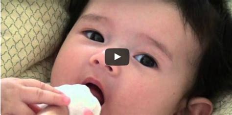 Lidah putih pada bayi seperti yang dijelaskan di atas bisa disebabkan oleh pola makan bayi yang tentunya masih mengonsumsi susu. Membersihkan Lidah Bayi - Cara sederhana bersihkan lidah ...