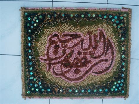 Salah satu corak pahatan kaligrafi yakni dibubuhi dengan kalimat tauhid dan asma allah. Kaligrafi Kolase - Lembaga Kaligrafi Alquran (LEMKA)