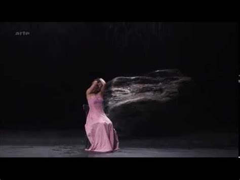 Pina bausch nous inonde le cœur le théâtre de la ville rend hommage à pina bausch, la dame d'ailleurs tous se « mouillent » avec jubilation et fureur dans vollmond, notamment dans le déluge. Pina Bausch Vollmond Arte 2013 06 26 - YouTube