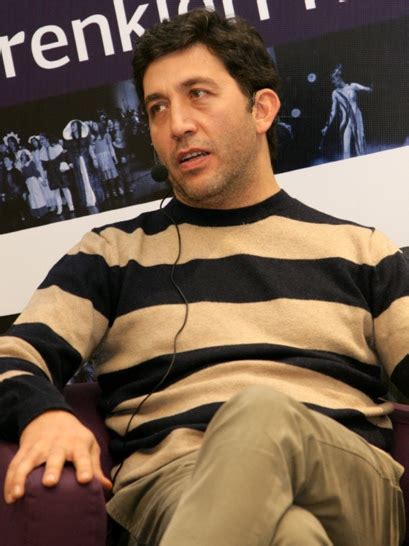 Dostlar tiyatrosu, bakırköy belediye tiyatroları gibi topluluklarda görev yapan sanatçı, çeşitli sinema filmi ve tv dizilerinde de rol almaktadır. Emre Kınay - Vikipedi