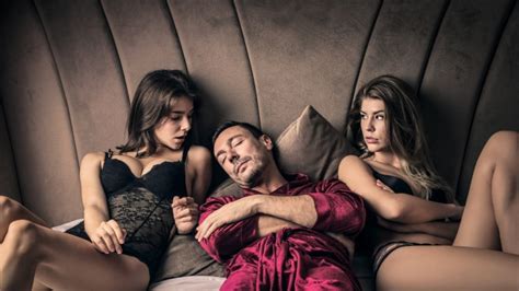 Als sie sich das erste mal zu dritt treffen, ist das trotzdem komisch. Polyamorie als neues Beziehungsmodell: Wenn Monogamie ...