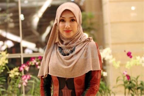 Saya akan melayani sebarang pertanyaan daripada anda. 'Tanya Dia Sendiri , Saya Bukan Kaunter Pertanyaan' - Erra ...