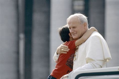 Papa francesco celebra lunedì mattina sulla tomba di san giovanni paolo ii per i cento anni dalla sua nascita. Giovanni Paolo II: Santo Karol Wojtyla - Benessere e ...