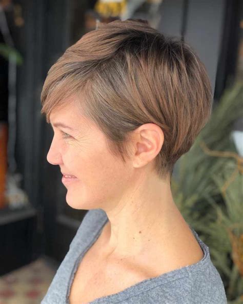 Being weird, interviewing inspiring people, gaming, pulling tarot cards & reading astrology charts! New Pixie Haircut Ideas in 2019 | Frauen Haar Modelle