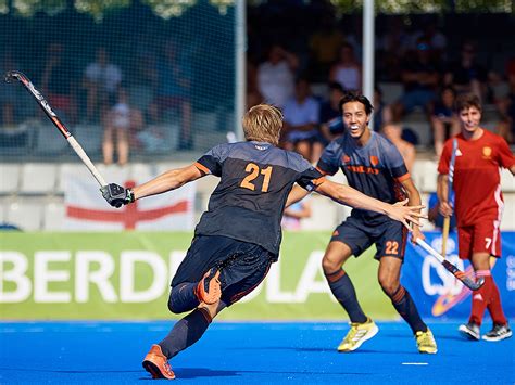 Een deel komt elkaar wel eens tegen bij bijeenkomsten, maar de meerderheid zou elkaar op straat niet. Van der Struijk maakt trainingsgroep Jong Oranje Heren ...