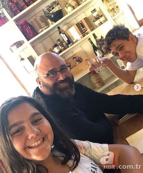 Somer sivrioğlu'da uzun yıllar boyunca annesi ile birlikte çalışmış, restorancılığa da annesinden aldığı eğitimler sayesinde başlamıştır. MasterChef'teki Mehmet Şef kızıyla şoke etti! İşte Mehmet ...