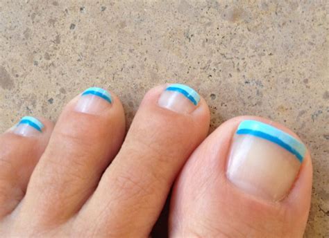 Si te arreglas las uñas en casa, aquí están todos los consejos que posiblemente puedas necesitar para garantizar un manicure con calidad de salón. Uñas pies francés azul | Diseños de uñas pies, Uñas, Uñas azules