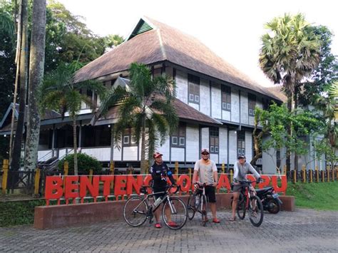 Sebelum masuk benteng sebaiknya anda berdoa sejenak menurut kepercayaan. Benteng Somba Opu - Objek Wisata Bersejarah Makassar