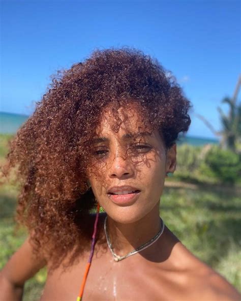 Eu estou trançando de novo porque eu volto a gravar aruanas. Taís Araujo abre álbum de selfies na Bahia: "A mãe tá on ...