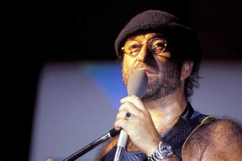 Dalla (1980), lucio dalla (1981), 1983 (1983), viaggi organizzati (1984), bugie (1985), dallamericaruso (1986). Lucio Dalla - La storia di "L'anno che verrà", uno dei più ...