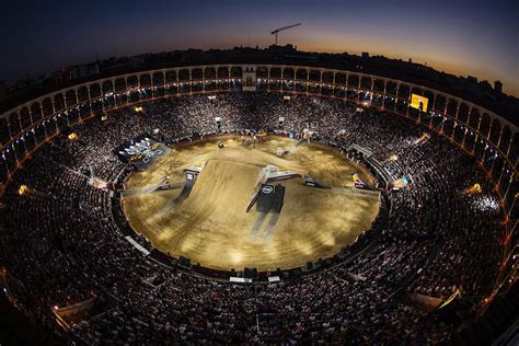 Condividi la tua esperienza e ricorda di prestare attenzione. Red Bull X-Fighters / Madrid / Freestyle Motocross