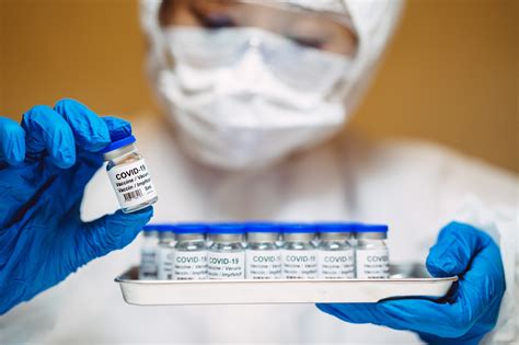 A segunda proposta desenvolvida na fiocruz é uma vacina sintética, que utiliza peptídeos das proteínas s e n produzidos em laboratório por sínteses químicas e acoplados a nanopartículas. Fiocruz adia previsão de chegada de insumos para vacina da ...