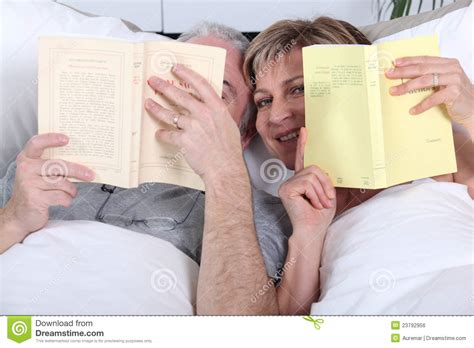 Gefallt was bett manner im. Paarmesswert im Bett stockfoto. Bild von tür, männer ...