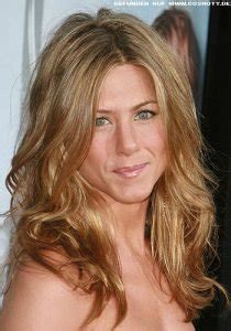 Her father is greek, and her mother was of english, irish, scottish, and italian descent. Frisuren Bilder: Jennifer Aniston mit lockeren Beach-Waves ...