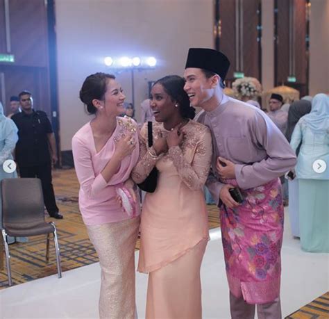 Siri 30 episod diarahkan mohd fazli yahya ini turut menampilkan saharul ridzwan, zara zya, azrel ismail, nadiyah shahab. 10 Gambar Abang Ummi Nazeera Buat Netizen 'Confuse', Tapi ...