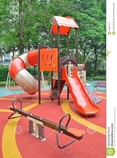 Cada niño experimentó los errores cometidos en la redacción, porque una vez presentado el trabajo, el grupo salió al patio y en el orden de la lista de. Estructura Colorida Del Patio Con El Un Montón De Juegos Para Los Niños Foto de archivo - Imagen ...