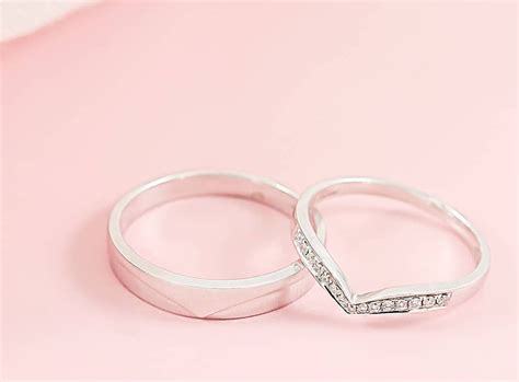 Cincin menggunakan berat 2,8 sampai 3,7 gram ini dilengkapi dengan permata swarovski. Langkah Mudah Merawat Cincin Kawin Emas Putih - V&Co Jewellery