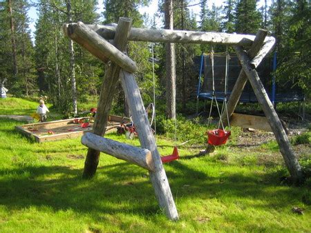 Lisäksi pihassa on grillikota, ulkosauna ja grillikatos. Lasten leikkipaikka - Rovanperän Kelomökit