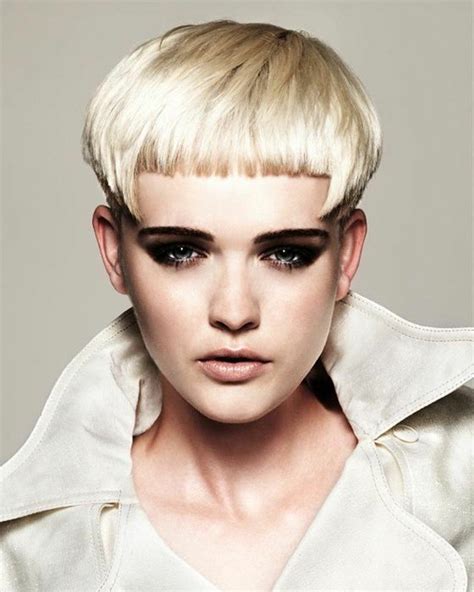 Une frange droite et une coupe au bol à la mireille mathieu. Coupe Courte Femme Pour Visage Rectangulaire / Coupe ...