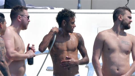 Neymar braucht seine freundin jetzt erst recht. 222-Mio.-Mann: So feiert Fußballer Neymar den Ablöse ...