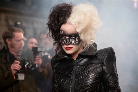 We've finally been given our first glimpse of how emma stone will look as cruella de vil in disney's upcoming movie cruella, which explores the origins of the 101 dalmatians villain. Emma Stone jako Cruella w nowej zapowiedzi filmu Disneya ...