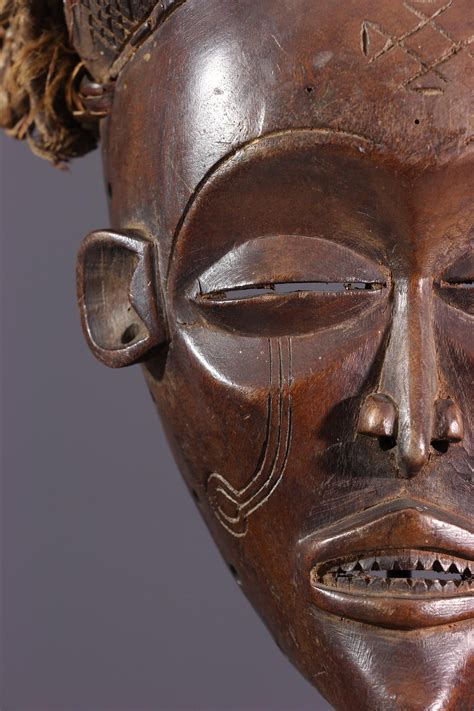 Parcourez une large sélection de masques africains et de protections pour le visage en différents tissus et modèles, créée par une communauté de petits masques africains. Masque Chokwe Pwo | Masques africains, Art africain, Masque