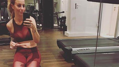 Die moderatorin und ihr mann hatten sich im märz getrennt. Trotz Hautlappen: Charlotte Würdig liebt After-Baby-Bauch ...
