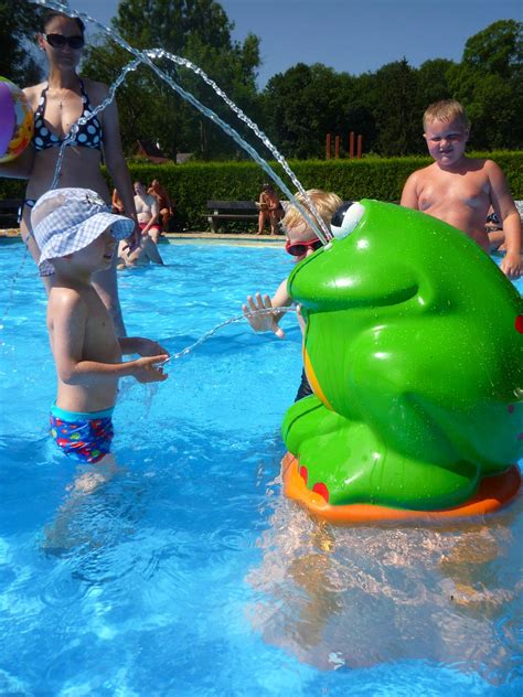 Dětské bazénky jsou nafukovací konstrukce, odolné a maximálně bezpečné. Léto - bazén - Jarda "Bejv" Petřík - album na Rajčeti