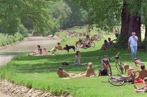 Wenn es richtig warm ist, dann tut so ein bad im eisbach richtig gut. Münchner Streitfrage: Mehr Zucht und Ordnung im Englischen ...