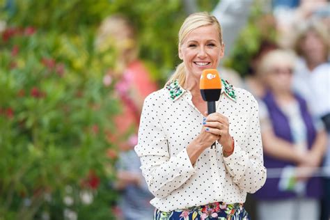 Kiwi feiert mit zuschauern das oktoberfest „zdf fernsehgarten lädt zum kultschlager ein „zdf fernsehgarten: „ZDF Fernsehgarten" 2019: Kiwis Zeitreise in die neunziger ...