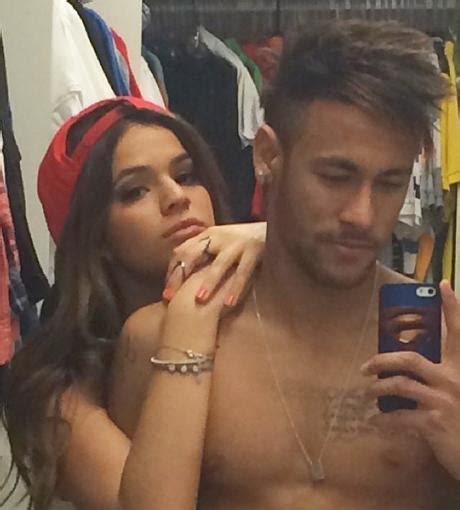 Hier erfahrt ihr alles zu neymars freundin bruna marquezine. Brasiliens Neymar -Oben-Ohne-Selfie mit neuer alter ...