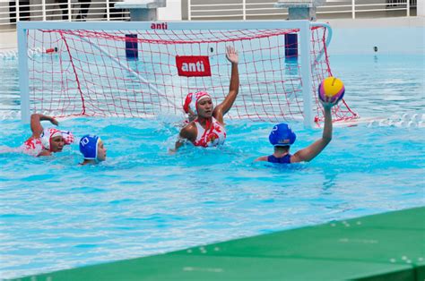 Bahkan bagi pemula sekalipun bisa melakukannya. wandha aprilia: POLO AIR (water polo)