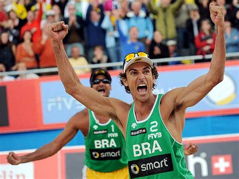 Numa partida digna de abalar os nervos de qualquer torcedor, a dupla brasileira, alison e emanuel, perdeu a final do vôlei de praia, por 2 sets a 1, para os alemães brink e reckermann e ficou com a prata eles são a primeira dupla europeia a ser campeã olímpica no vôlei de praia. Globoesporte.com > Pequim 2008 - NOTÍCIAS - Vôlei de praia ...