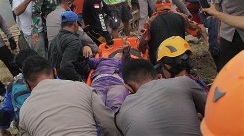 Bmkg memprediksi gempa susulan masih akan terjadi. Korban Gempa Sulawesi Barat Diminta Mengungsi ke Stadion ...