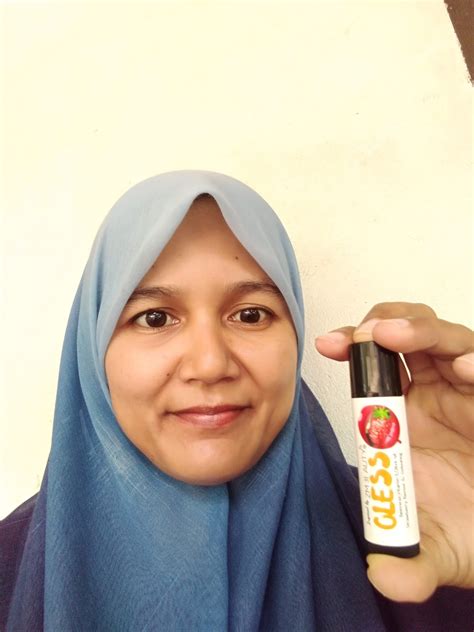 Vaseline lip therapy termasuk produk yang diklaim baik untuk kesehatan bibir karena bisa melembapkan sekaligus merawat bibir yang kering atau oleh sebab itu, mulai banyak bermunculan produk pelembab bibir yang diklaim bagus dan punya banyak kegunaan seperti vaseline lip therapy. Pelembab Bibir Oless Rakan Bibir Kering Anda - Cik Nor Blog's