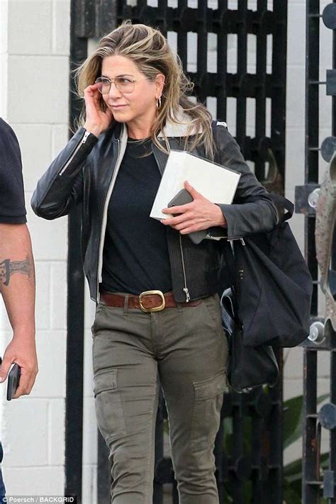 Nein, das sind nur fotos vom set ihres neuen films cake. Jennifer Aniston leaves Beverly Hills salon | Daily Mail ...