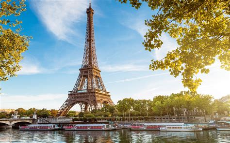 The motive of the eiffel tower is universal and fits every interior. Eiffel-Tower-Wallpapers