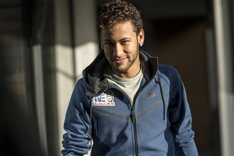 Instituto neymar jr adında bir vakfı vardır. 26 momentos marcantes da carreira de Neymar Jr