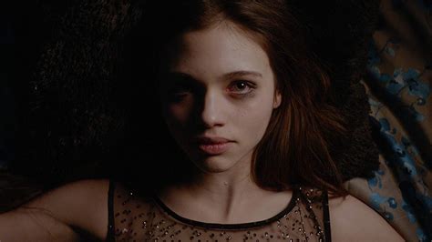 There is one creepy aspect to this movie. No Mires (Look Away), con Mira Sorvino e India Eisley ...