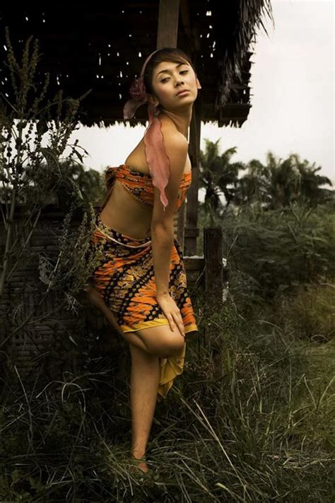 Selama mandi seorang perempuan memakai kain panjang yang disebut kemben). Eksotika BATIK INDONESIA: Dalam Balutan Batik