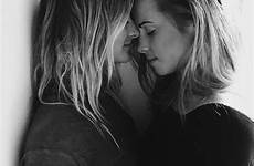 lesbian lesbiens couples cute choose board kissing soulmate