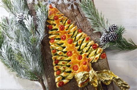 Quindi sagomate sul foglio di pasta sfoglia un albero di natale, ritagliandolo con un coltello affilato. Albero di Natale di pasta sfoglia: la ricetta - Non ...
