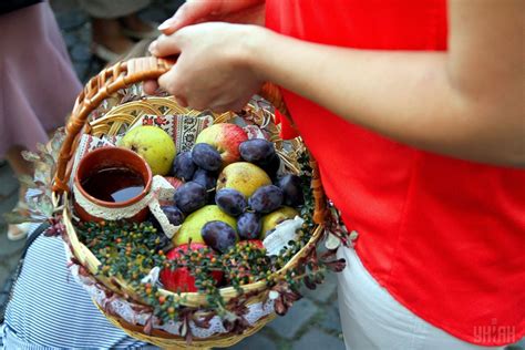 На яблочный спас, как и в другие православные праздники, нельзя работать по дому. Яблочный спас - что нельзя делать на Преображение Господне