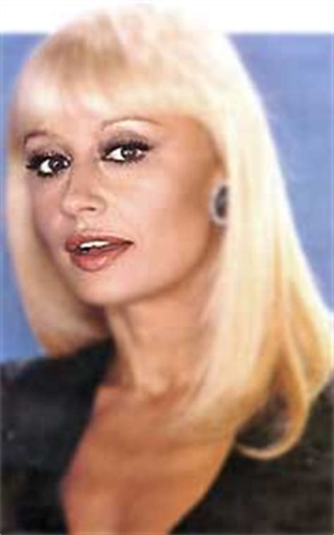 Raffaella carrà, fallecida hoy a los 78 años, fue una de las artistas más polifacéticas de italia y de las más amadas en españa y latinoamérica por su carrera de actriz, bailarina. Raffaella Carrà