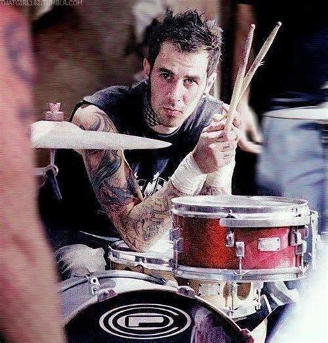 Travis barker has opened up in detail about the plane crash that almost took his life, showing the world the gruesome photos of travis barker's horrific injuries my choice after jet crash die or jump. Travis Barker Burns : Travis Barker Talks Tattoos And Pain ...